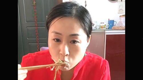 娱乐吃瓜酱东北人,娱乐吃瓜酱的趣味人生